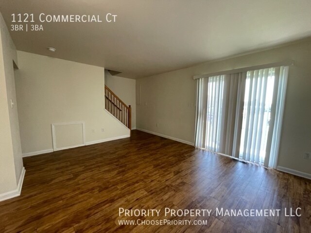 Building Photo - 3 bedroom, 2 .5 bath townhome!