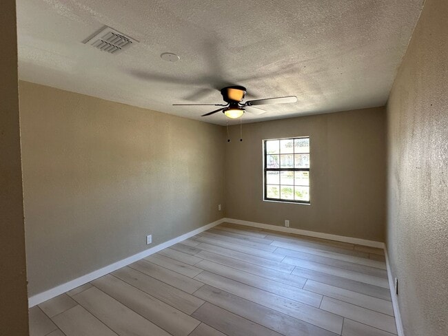 Building Photo - Ready for move in