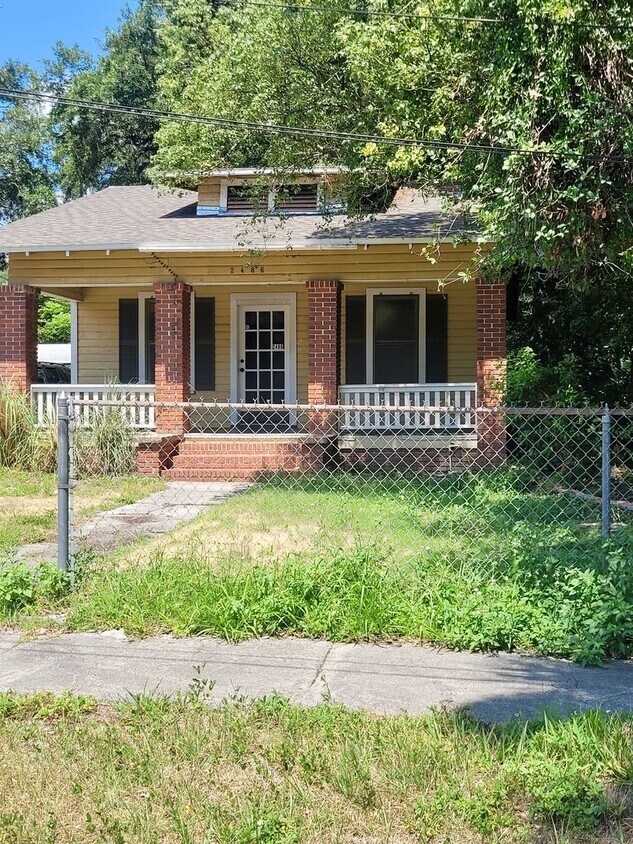 Foto principal - Charming 2 bed 1 bath in Historic District...