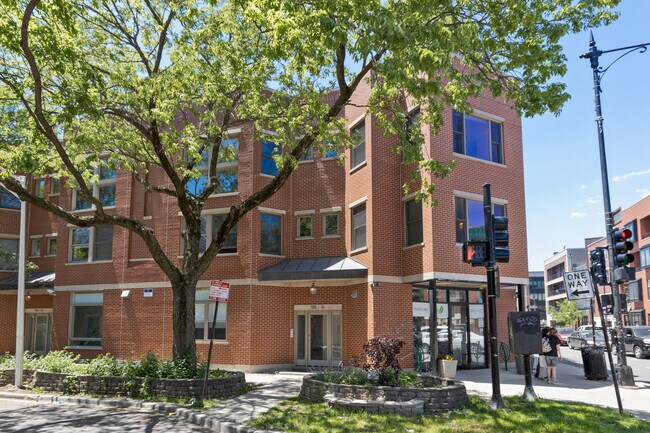Building Photo - 1552 N Leavitt St