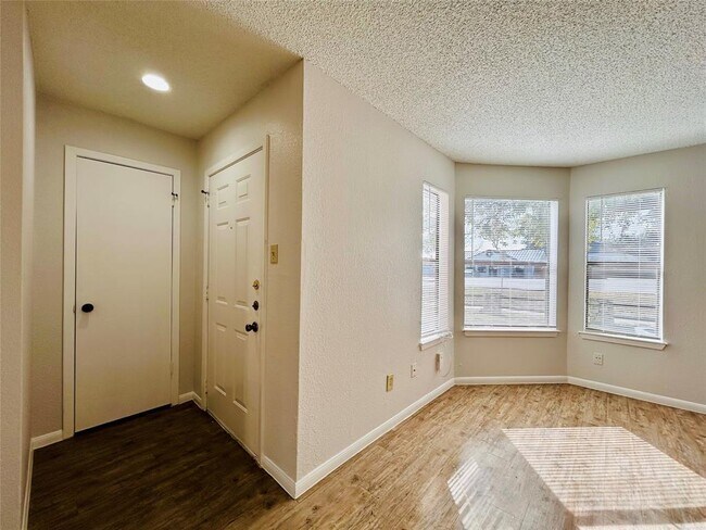 Foto del edificio - 8913 Schick Rd