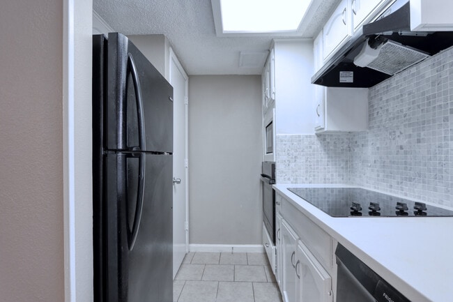 Building Photo - 711 Harbour Town Dr