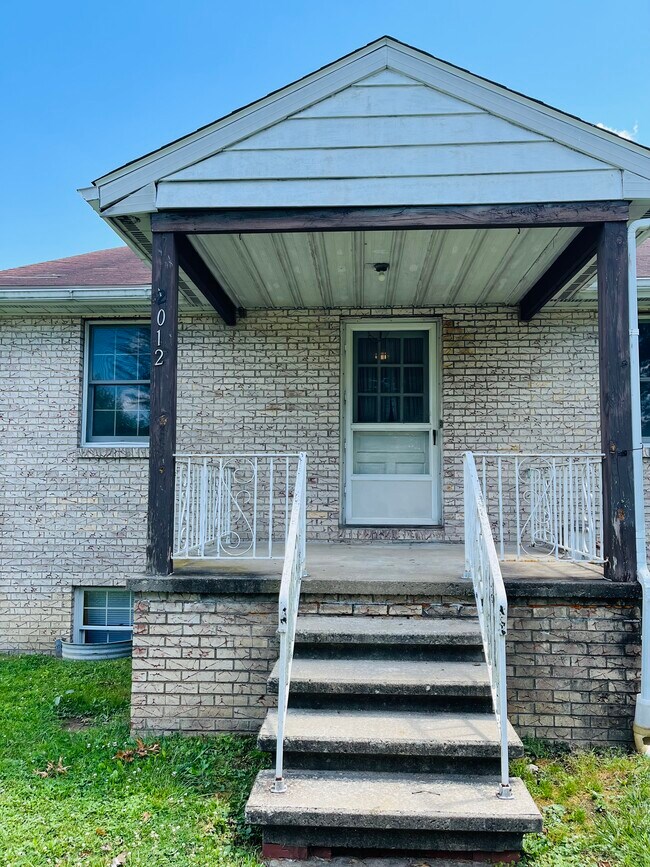 Building Photo - 2012 Willow Way Dr