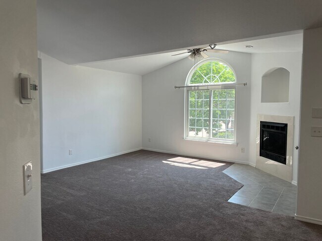 Building Photo - Move in Ready 1 bed- 1 Bath- Updated! 1 Car Attached Garage! Community Pool/Hot Tub and Gym