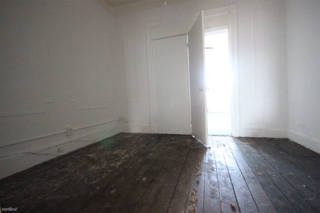 Building Photo - 184 Covert St