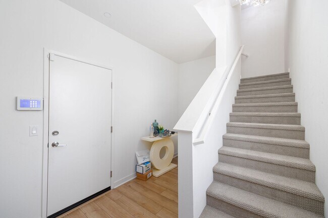 Building Photo - 5355 Seacliff Pl