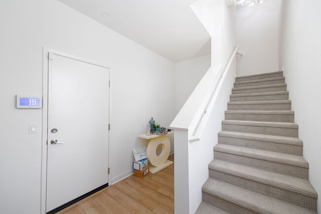 Building Photo - Modern 3-Story Townhouse in Agualuna!