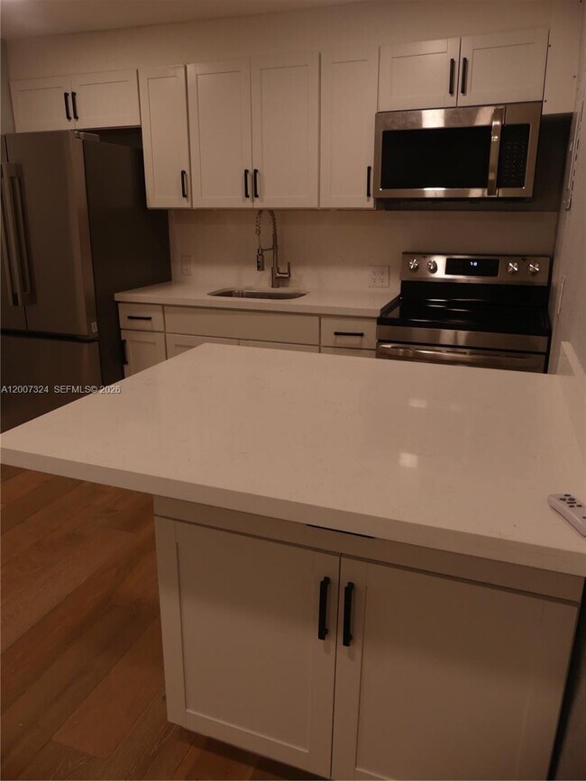 Foto del edificio - 161-165-165 NW 40th St