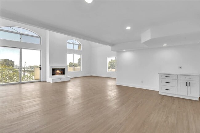 Building Photo - 390 S Sepulveda Blvd
