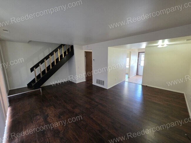 Foto del edificio - Beautiful 3 Bedroom Townhouse across from Morton High School!