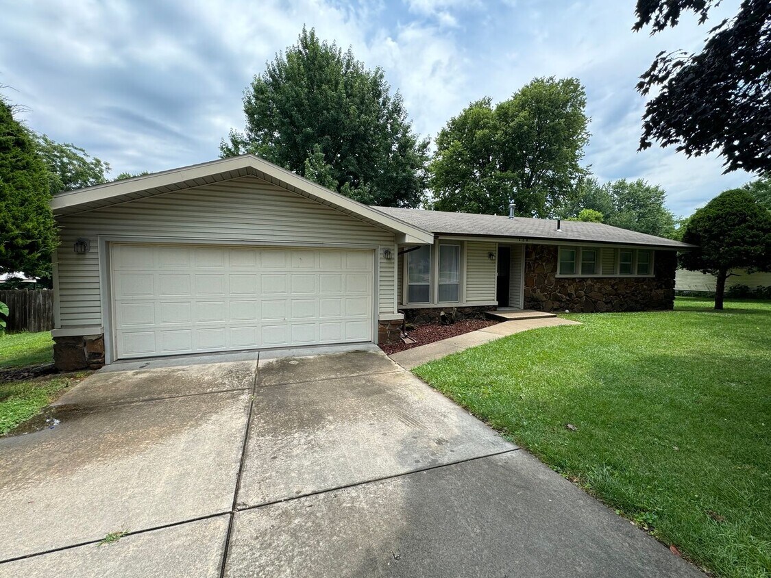 528 N Lynn Ave, Republic, MO 65738 House Rental in Republic, MO