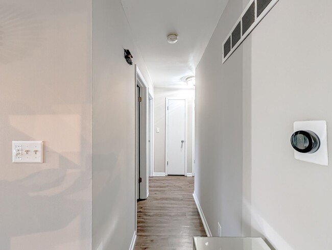 Foto del edificio - 8616 Hickory Ave