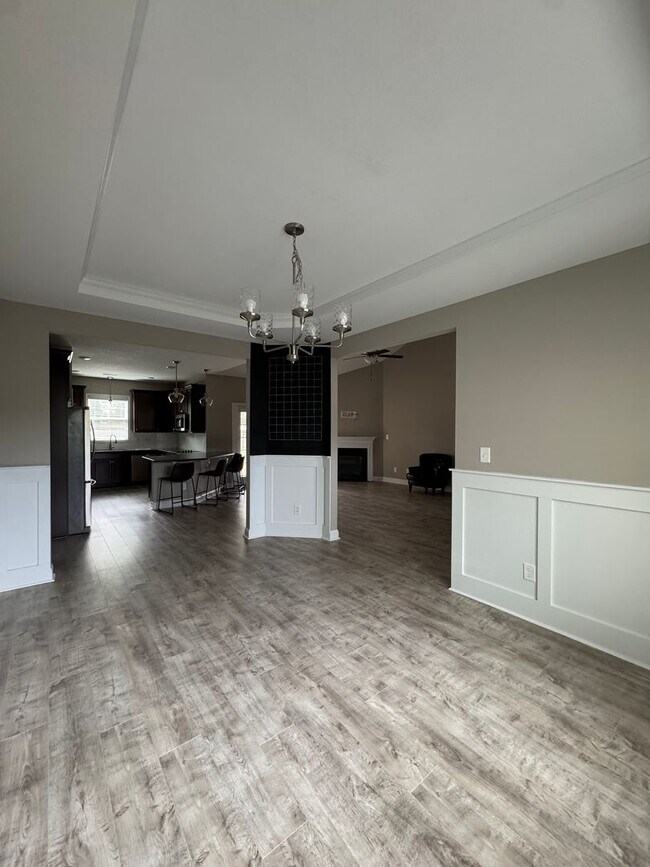 Foto del edificio - Spacious 4 Bed 3 Bath Home with Fenced Yard
