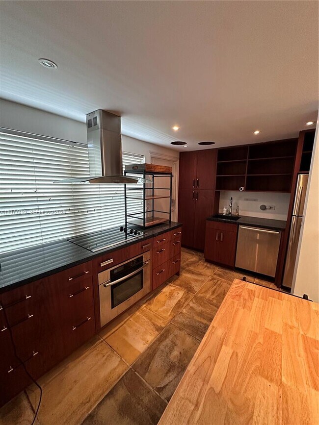 Foto del edificio - 6865 Bay Dr