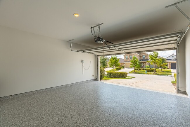 Building Photo - 10627 Whitejacket