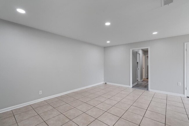 Building Photo - 1407 Avebury Cir