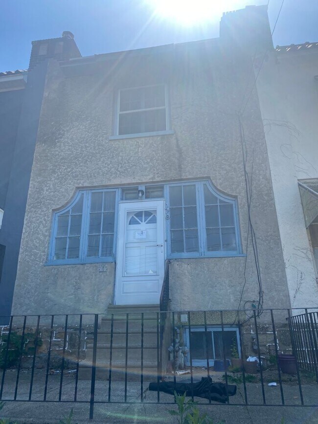 Building Photo - Stunning  3 Bedroom Modern Renovation w/ W...