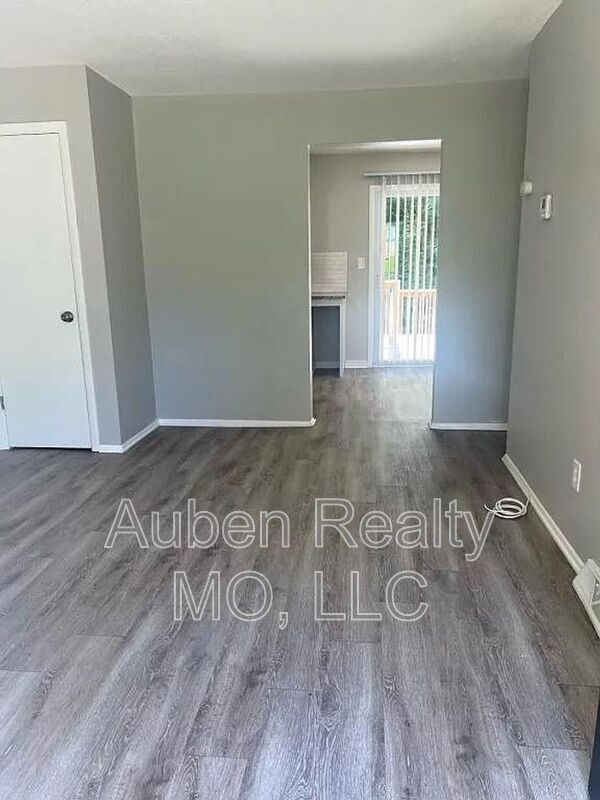 Foto del edificio - 6135-6141 Farrow Ave.