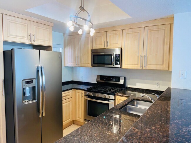 Building Photo - Beautiful, unfurnished luxury condo at the...