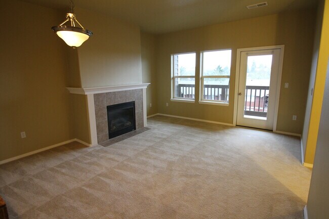 Foto del edificio - Newer Condo with 2 car Garage in S. Salem!