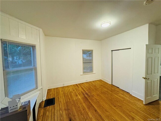 Building Photo - 17 Fairlawn Ave
