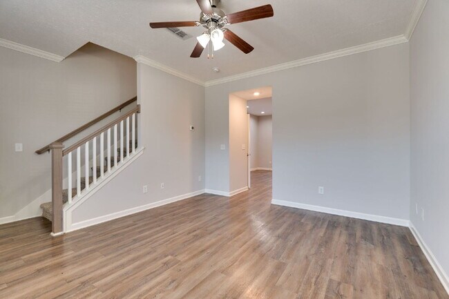 Foto del edificio - "Charming 2-Bedroom Townhouse Retreat on Staten Drive – Spacious 1,285 Sq. Ft. with 2 Full Baths ...