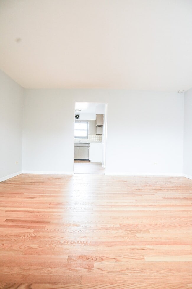 Building Photo - 2550 W Catalpa Ave
