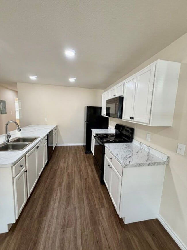 Building Photo - 102 Pecan Dr