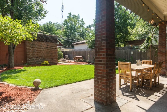 Building Photo - 726 S Corona St