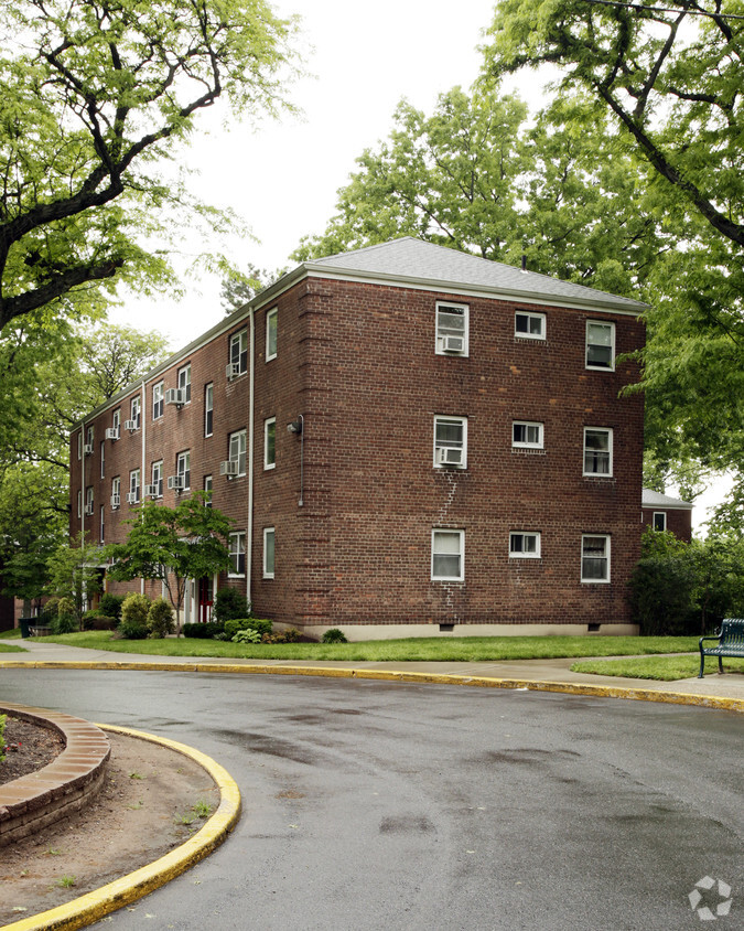 Building Photo - Teaneck Gardens