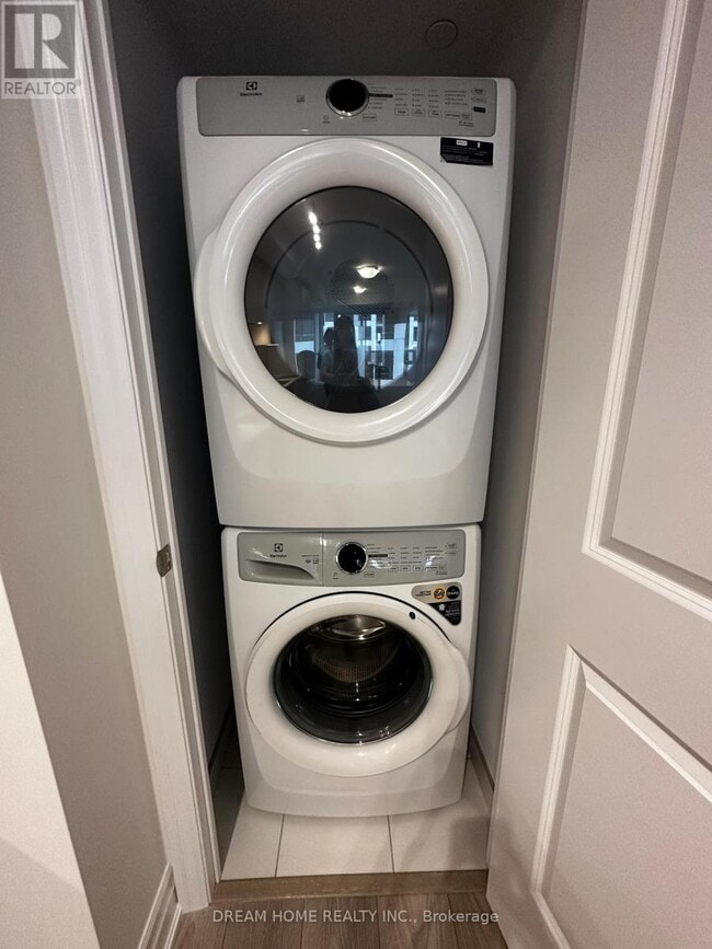 Building Photo - 36 Elm Dr W