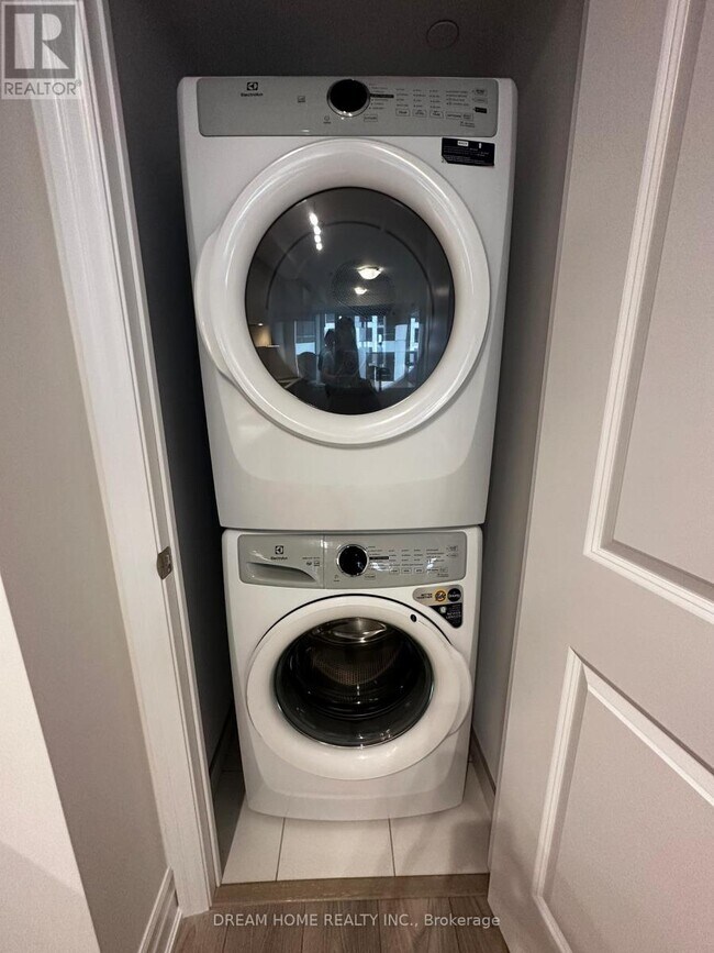 Photo du bâtiment - 36 Elm Dr W