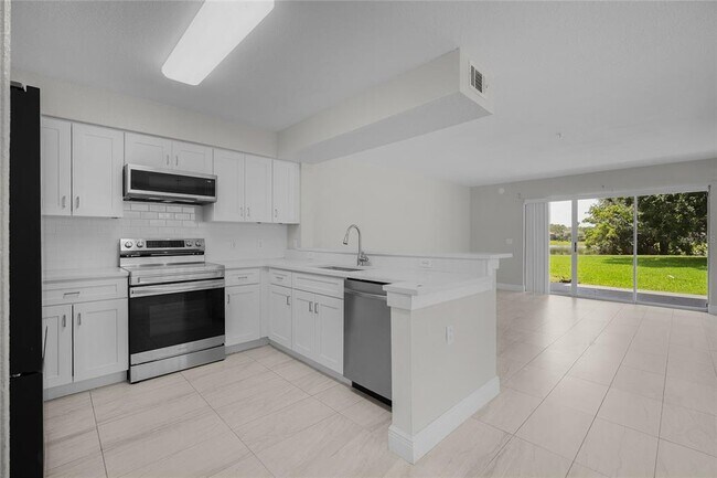 Foto del edificio - 13929 Fairway Island Dr