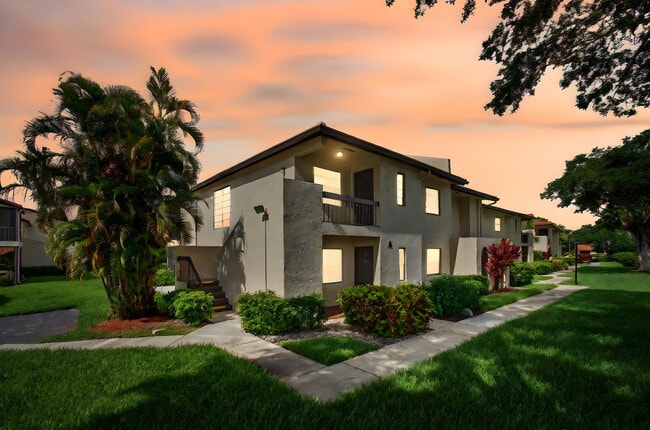 Building Photo - 8536 Casa Del Lago