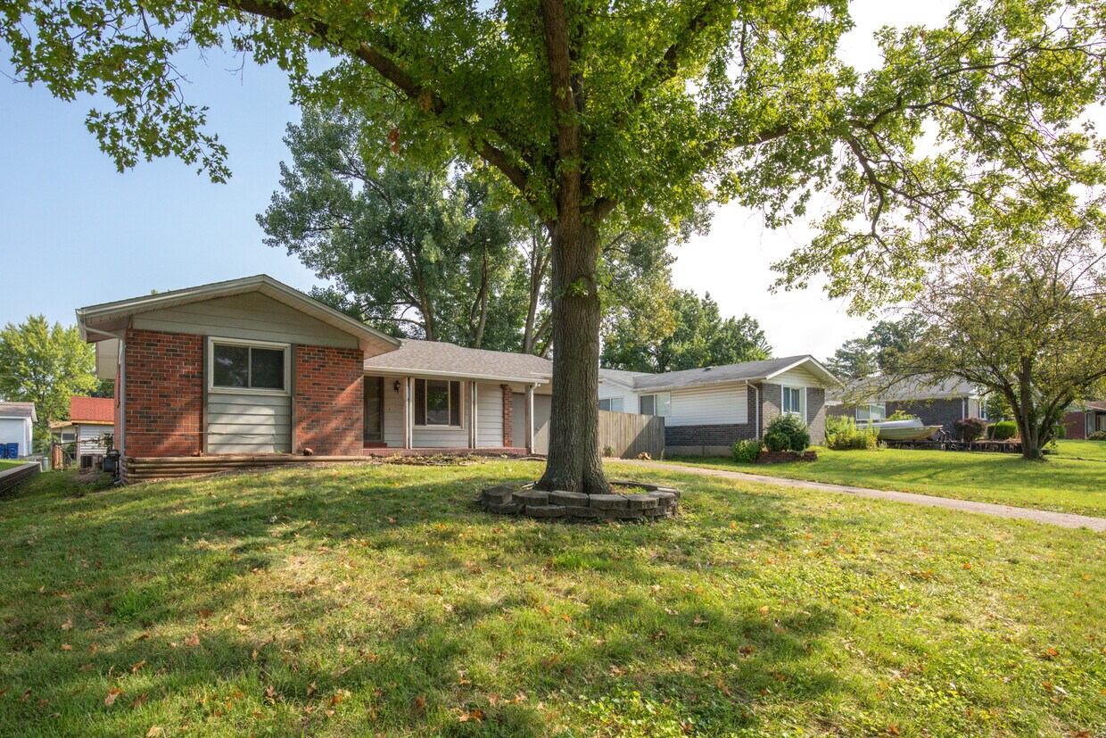 2485 Wedgwood Dr W, Florissant, MO 63033 House Rental in Florissant