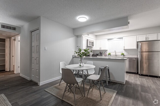 2HAB, 2BA: 1,080 ft² - Station 19
