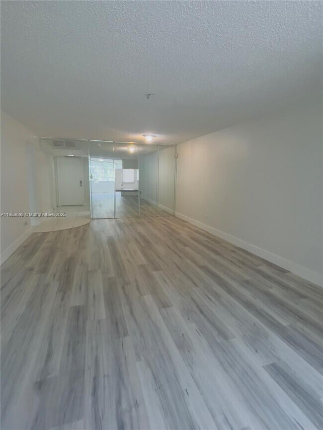 Foto del edificio - 443 NE 195th St