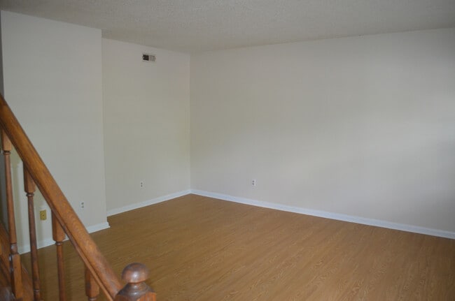 Building Photo - Spacious Affordable Townhome