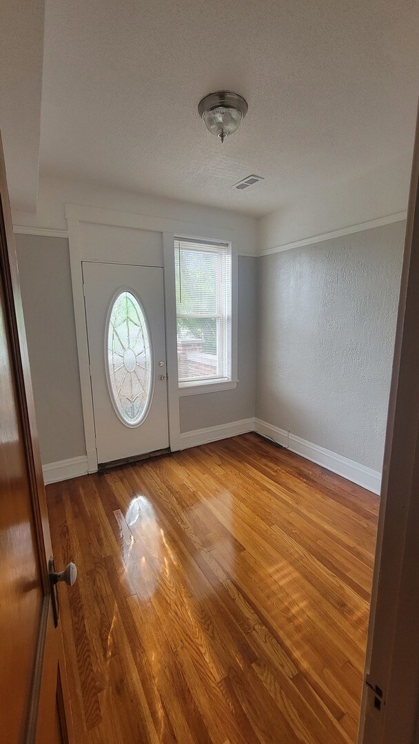 Foto del edificio - 921 N Leamington Ave