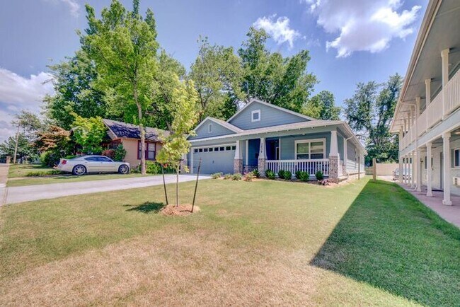 Building Photo - 4/2.5/2 Home! Rare Find!