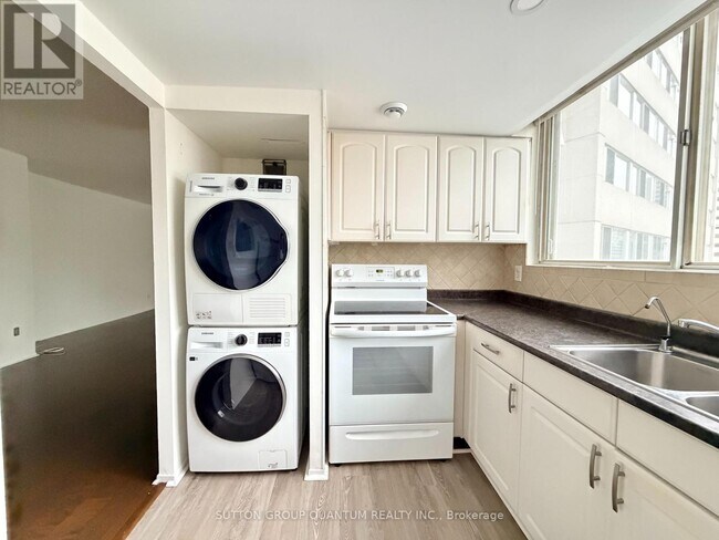 Photo du bâtiment - 3700 Kaneff Crescent