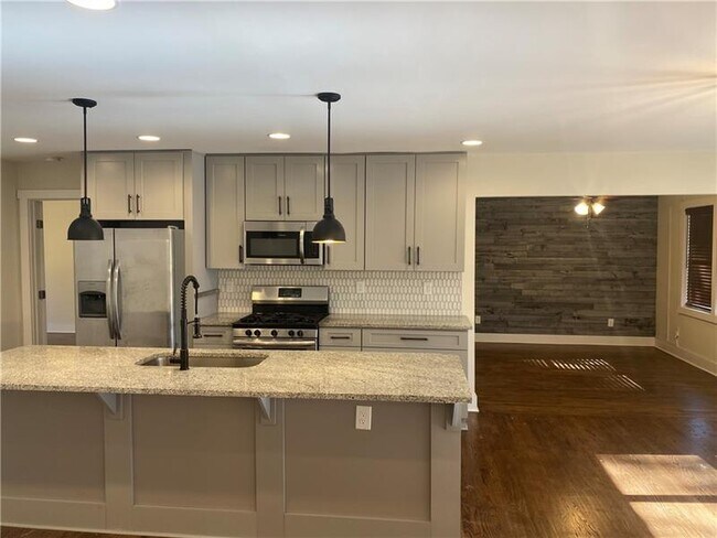 Building Photo - 2360 Collier Dr