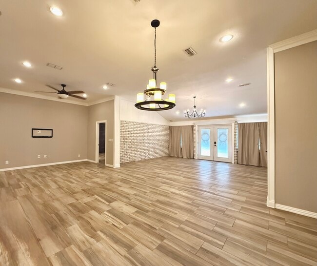 Building Photo - 135 Country Club Rd