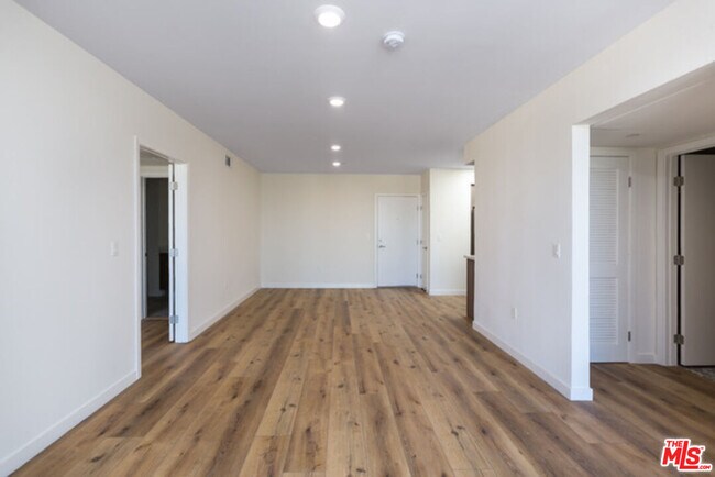 Building Photo - 5229 Willowcrest Ave