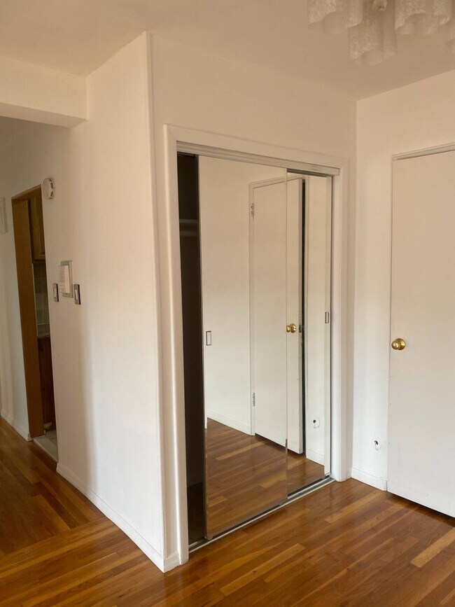 Foto del edificio - 66-10 Thornton Pl