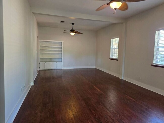 Foto del edificio - FOR LEASE!!