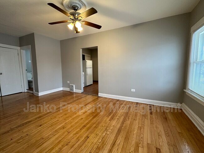 Building Photo - 856 N Mayfield Ave