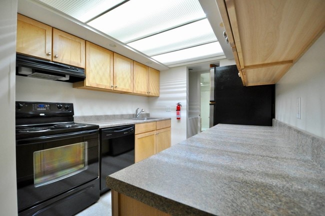 Building Photo - 805 Stratford Dr
