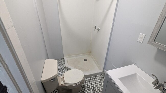 Building Photo - 400 E 9th St