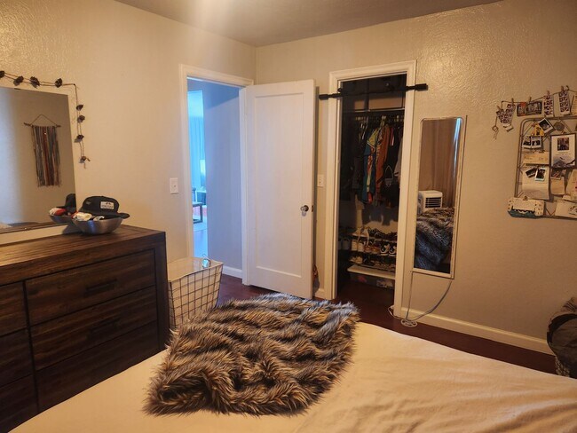 Building Photo - Spacious Lower Level Unit In Beautiful Manette